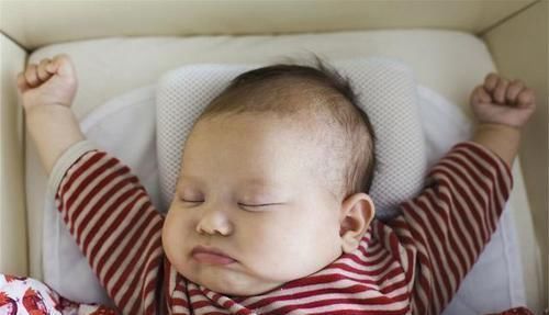 胳膊|宝宝坚持“举手”睡觉是何原因？懂了这三点，就不会无谓担心了