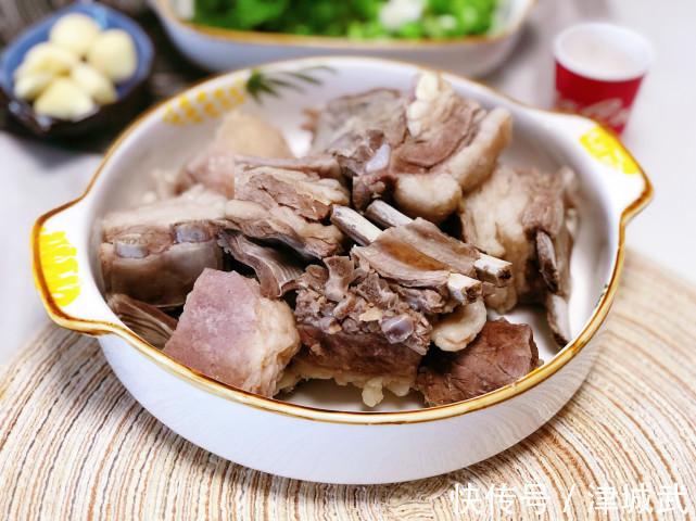 秋天最该吃这肉，比牛肉香，比排骨滋补，热乎乎炖一锅，吃美全家人