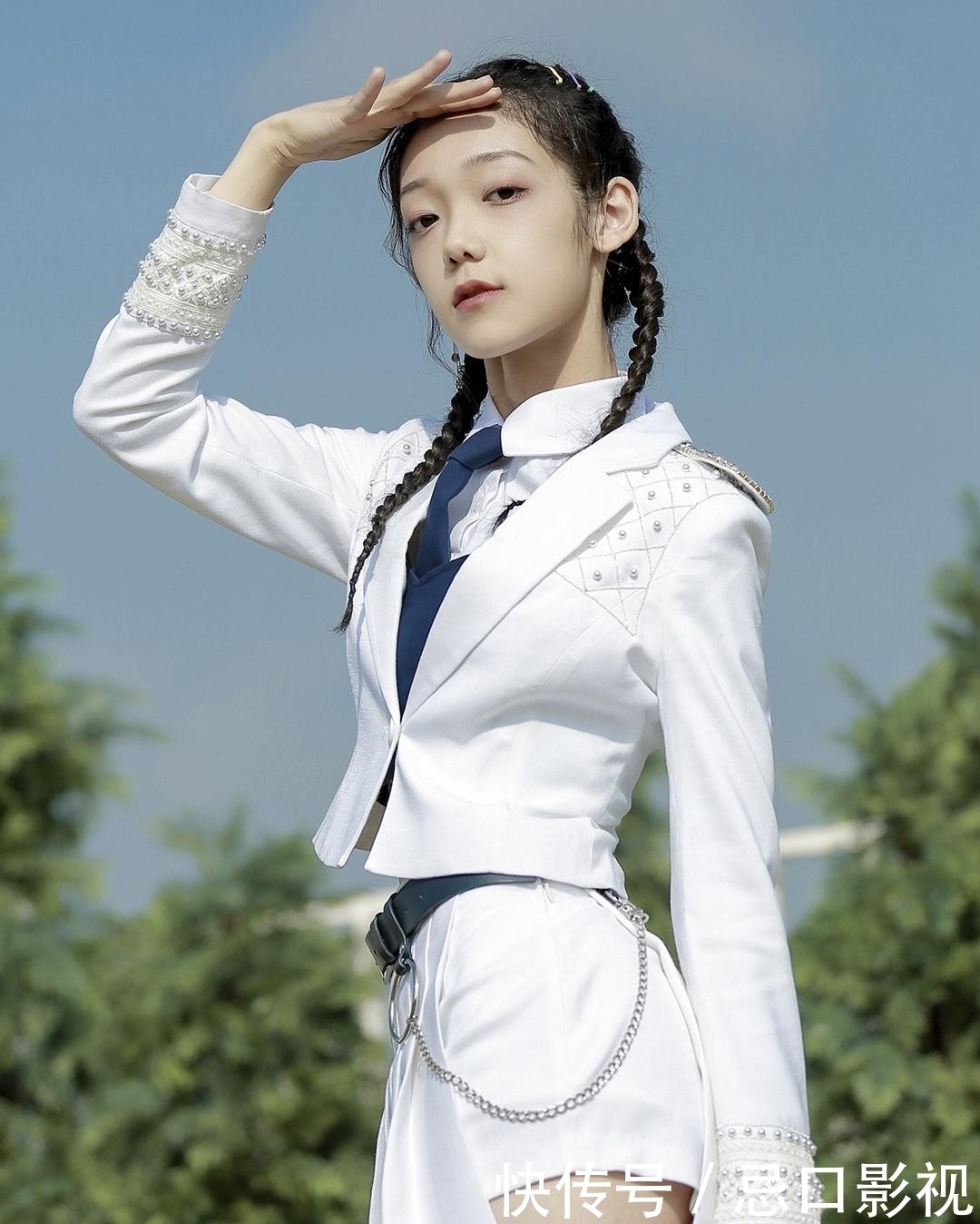 新生代最火的女艺人,除了杨超越、虞书欣以外,还有张艺凡和这两位