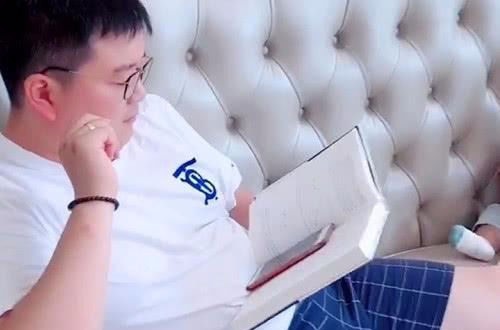 套路|“装模作样奶爸”带娃看书火了,娃走过最长的路,就是爸爸的套路