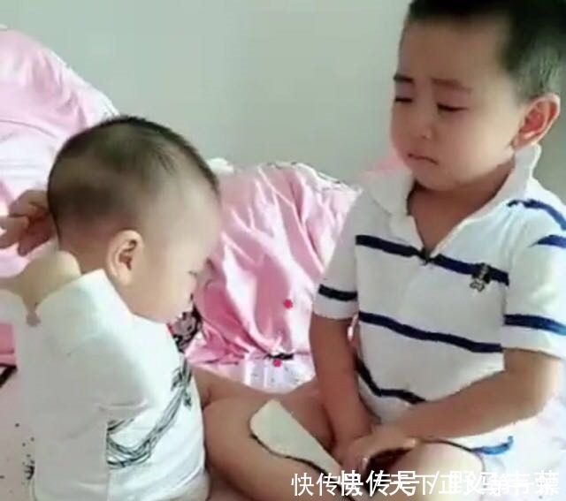 吴妈妈|1岁弟弟和3岁哥哥在玩,弟弟突然打哥哥,哥哥的做法,让人暖心