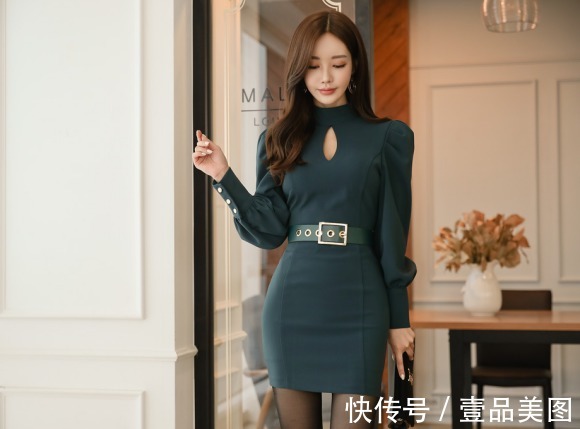 孙允珠|女神孙允珠高清时尚搭配:青黛墨痕藤蔓巴洛克名媛礼裙