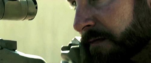 打成|一枪爆头！他是美国第一狙王，狙杀255人，却被老兵从背后打成筛子