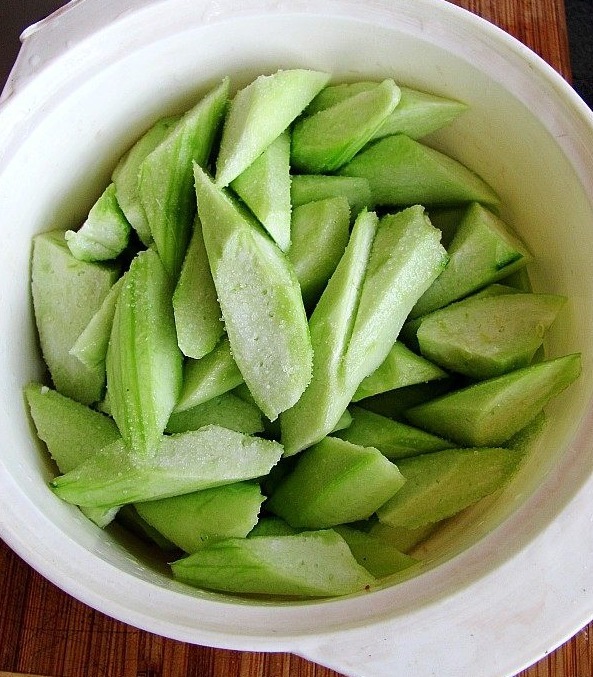 炒丝瓜时别直接下锅，牢记2个技巧，出锅翠绿不发黑，脆爽又鲜香