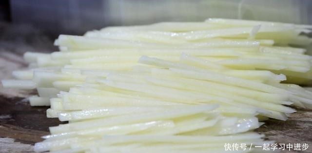 张大磊|土豆不用炒着吃了,大厨教你做家常土豆馅饼,皮薄馅大营养又美味