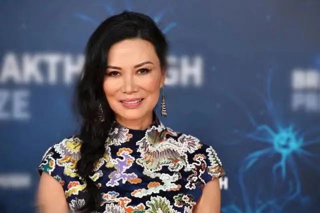 邓文迪真厉害!穿一件印花旗袍亮相,展现自己窈窕的身段,真吸睛