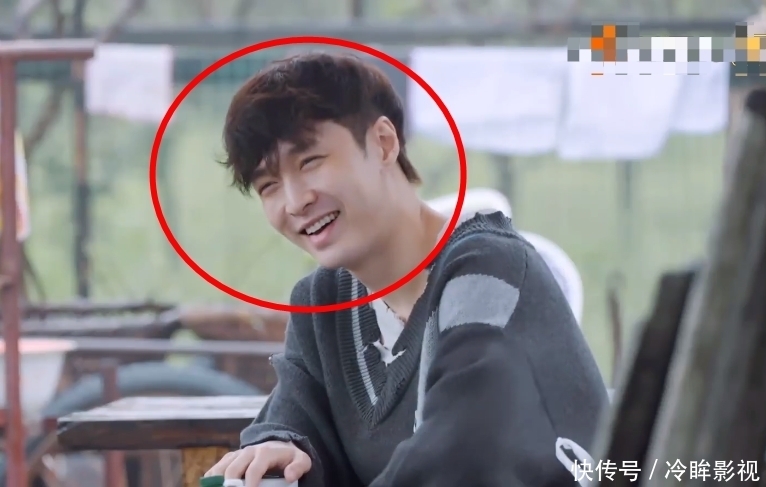 好感 杨紫帮张艺兴改微博名,细看张艺兴的表情变化,有没有好感很明显