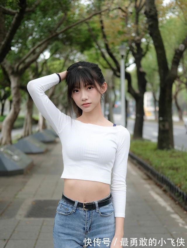 平底鞋 白色针织衫搭配牛仔裤+平底鞋,整体的风格简约又休闲,清爽舒适