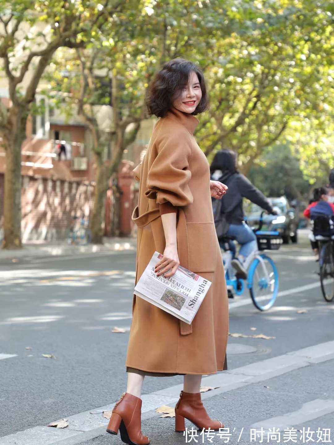 大衣|“驼色大衣”已经烂大街?学时尚博主的高级配色,穿出高雅大牌范
