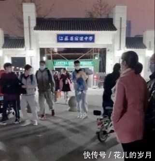 b妹妹接哥哥放学，被哥哥直接拎了起来，妹妹：我不要面子的啊？