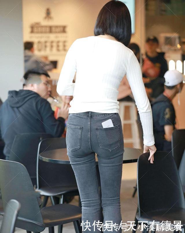 着装|白色圆领长袖搭配深灰打底裤,永恒话题,增添不少的着装可能