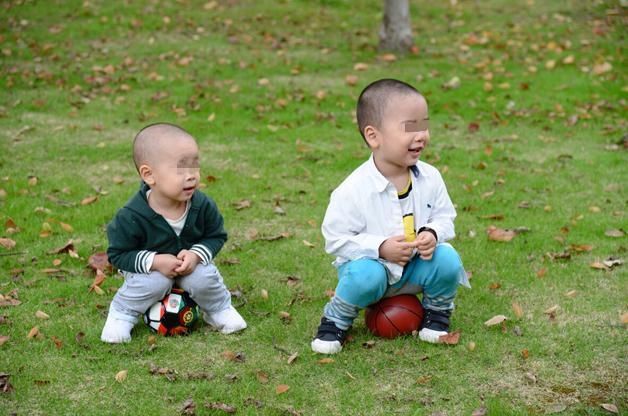 妹妹|年幼的哥哥看到二胎妹妹，小心翼翼不敢靠近，直呼：什么都给妹妹