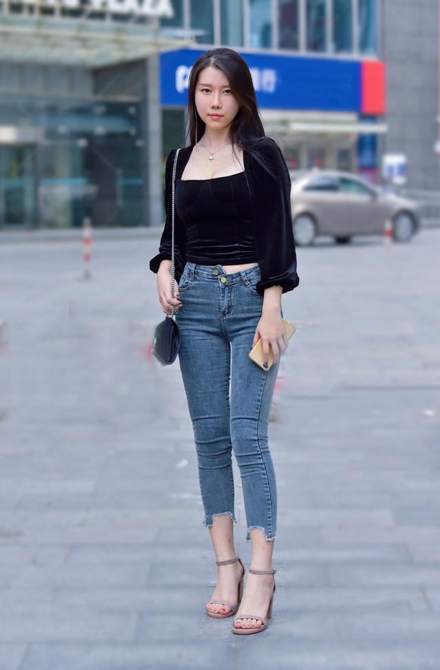牛仔裤修身的高手,简单的搭配让美变得与众不同,不得不爱