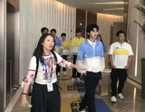 《奔跑吧》请来年纪最小的女嘉宾,看到她们的分组后,00后粉丝炸锅了