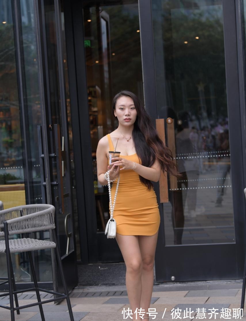 woc|秋季“辣妈”穿搭,选择吊带连衣裙,展现别致成熟魅力!