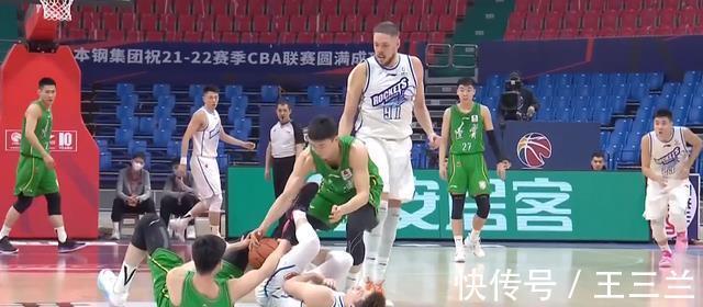 杨鸣|大胜16分!赵继伟25加9带飞辽宁,杨鸣不满防守场边怒吼一人弃用