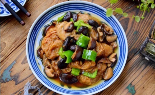 香菇跟它真是绝配,嫩滑多汁,五块钱一大盘,比大鱼大肉还香