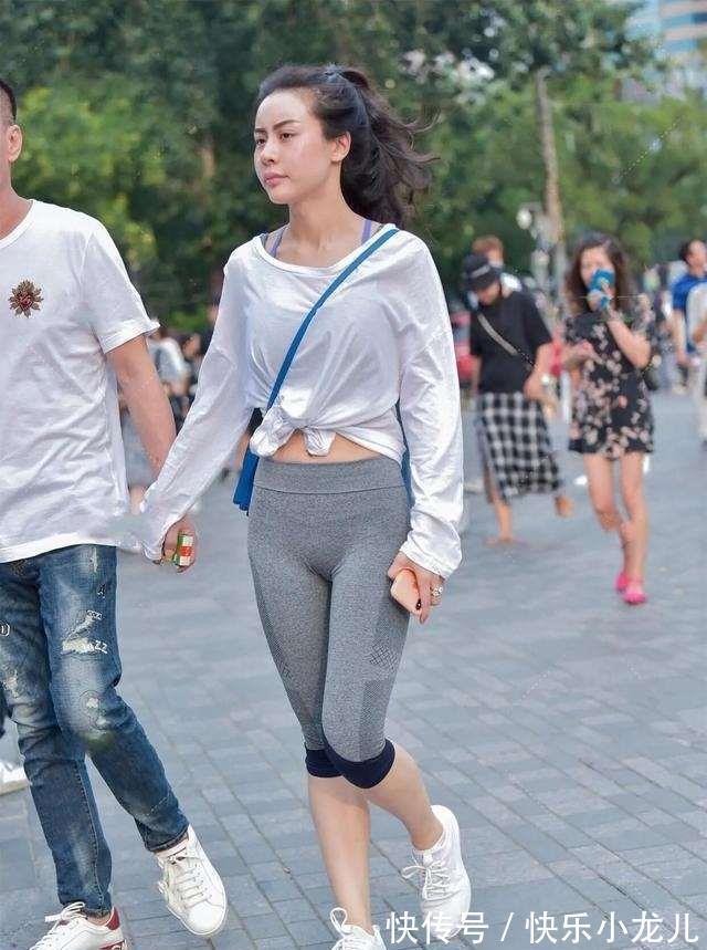 背心 黄色背心搭配白色裤子,时尚又显瘦的利器,又有优雅小知性