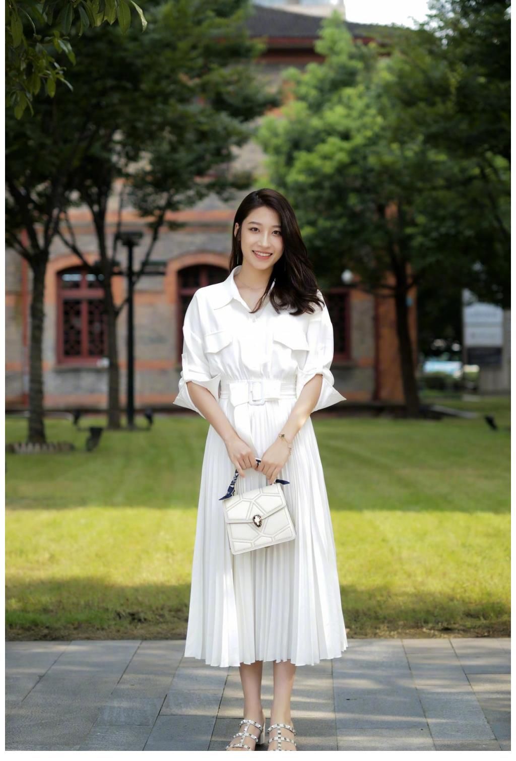 穿搭|鞋子不要瞎买，有这几双“拖鞋”就够了，舒适洋气又百搭，很实穿