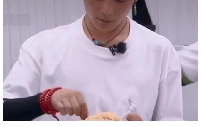 米粉|丁真自责落泪，因为一碗米粉两片肉，他深知粮食的来之不易