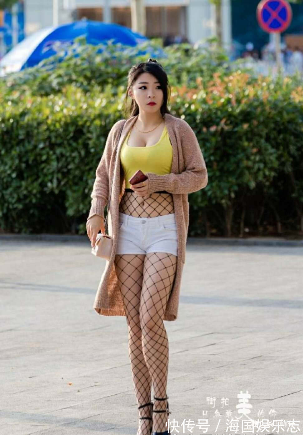 小姐姐|街拍女神炎炎夏日,少不了牛仔短裤,给你想要的苗条