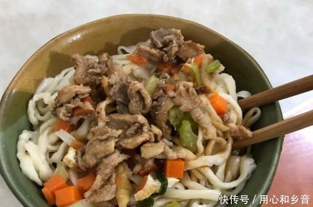 这家|郑州这家12年臊子面馆,一天100斤面不够卖,老郑州拿锅来买