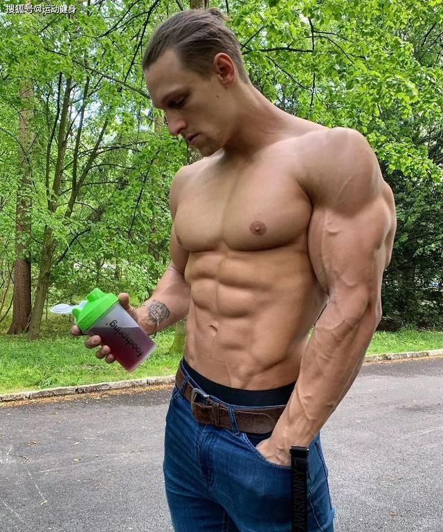 胸肌|臂围45cm，二头肌似小山包的猛汉奶爸，还自带肌肉抽筋绝活