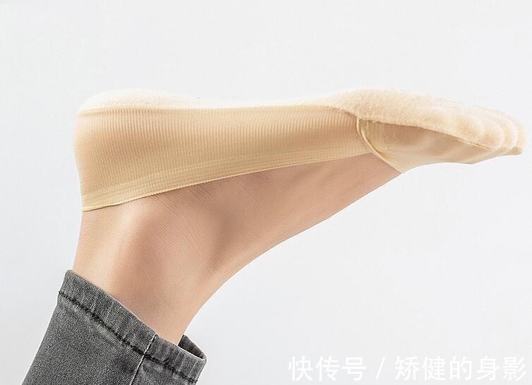 高跟鞋 加厚的袜子就别穿了,看我媳妇脚上穿的船袜,柔软更舒适