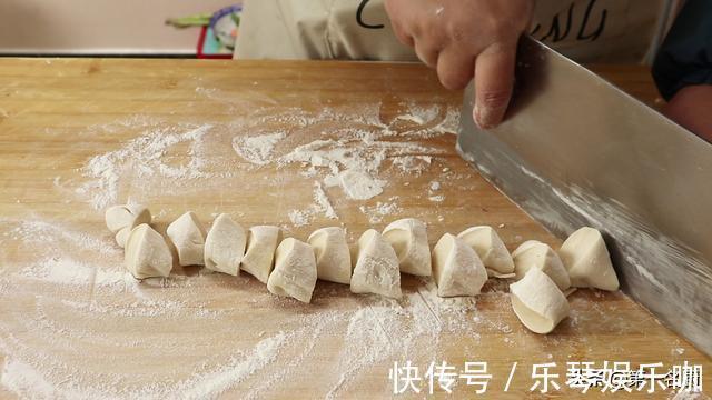 食用油|这个素锅贴我家一周吃三次,口感鲜香又酥脆,调好面糊才是关键