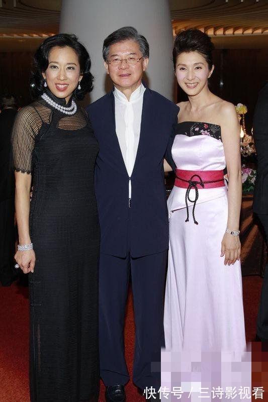 典雅 郭晶晶婆婆被宠成公主,当众高调给老公撒娇,穿纱网旗袍一脸福相