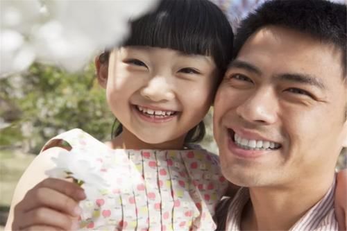 宝妈|一家人因睡觉位置走红,网友:女儿是亲生的,儿子怕是充话费送的