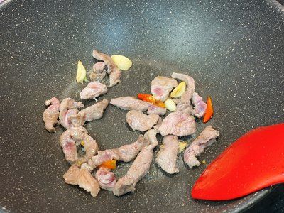 芹菜清爽，豆皮外酥内软，整道料理非常清爽好吃！