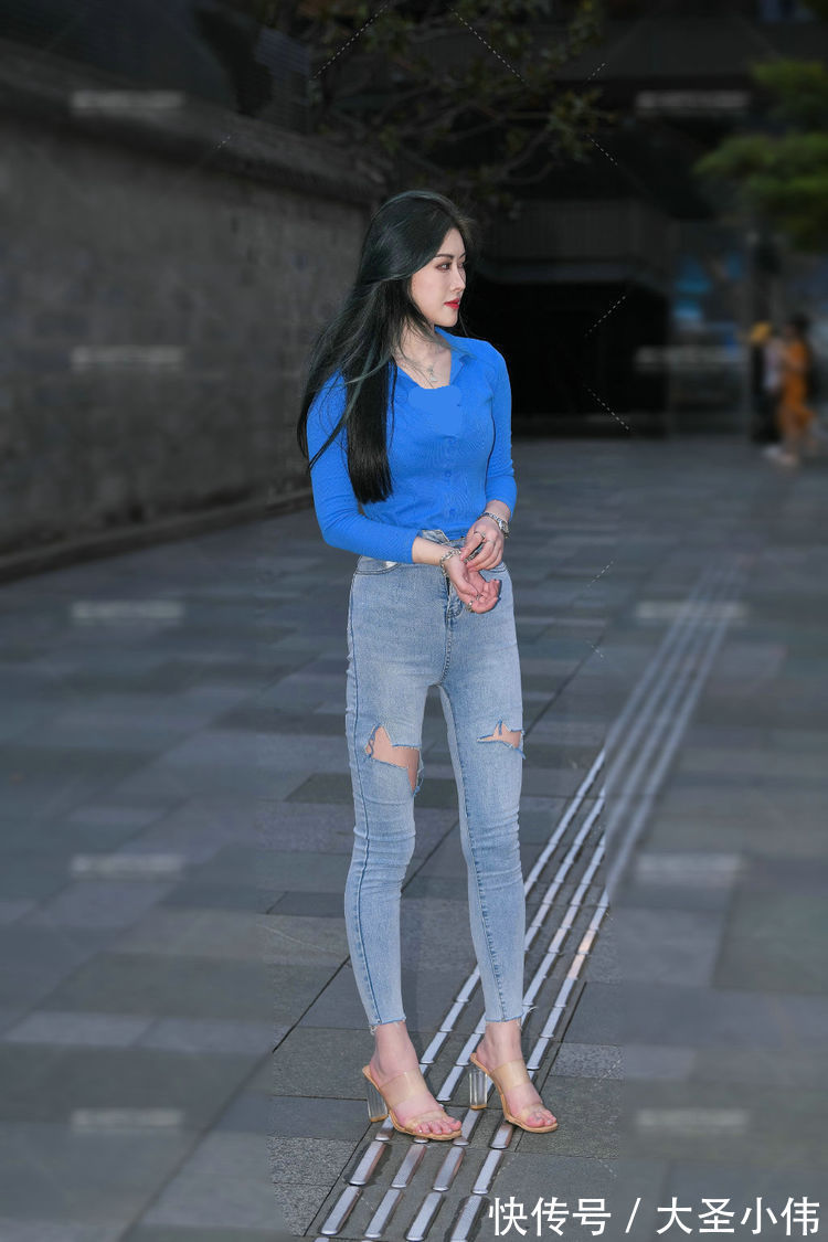街拍|美女街拍:上衣是潮流的混色条纹,搭配破洞的牛仔裤,穿出了自己的味道