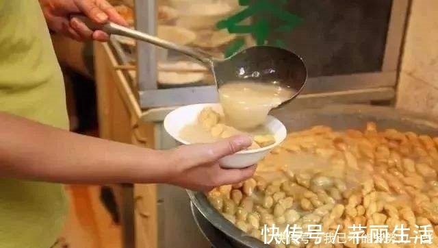 大叔用“洗衣盆”卖早餐4元1碗,每天5盆不够卖,外地人却咽不下