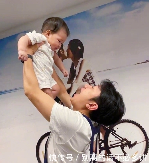 李亚男|王祖蓝晒全家福庆父亲节，还下厨给李亚男做美食，夫妻俩热吻甜齁