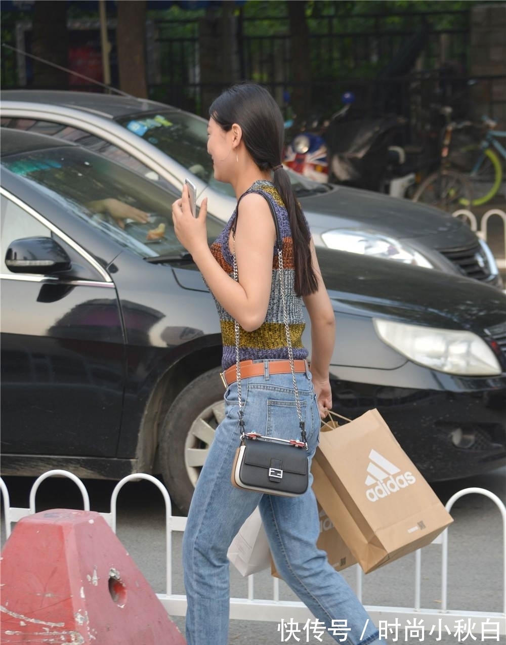 牛仔裤 蓝色修身牛仔裤,搭配暗红色尖头细跟鞋,休闲中带着时尚范