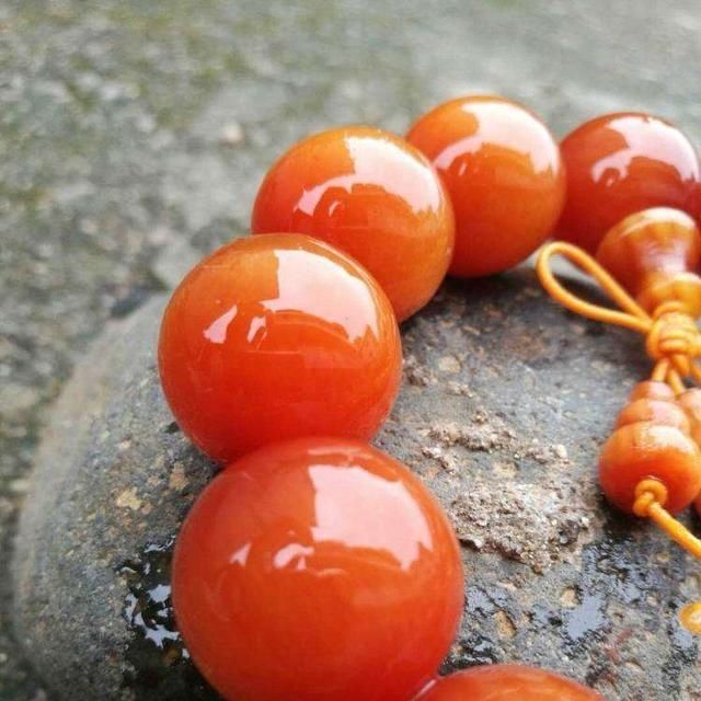 木质文玩|这种木头看上去像蜜蜡,号称“北沉香”,东北人一定见过它