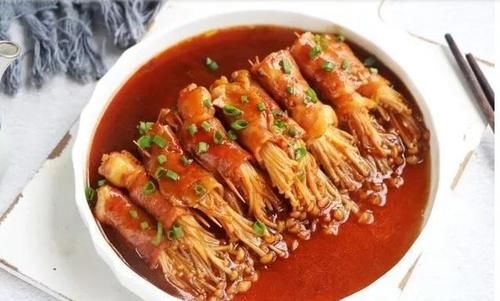 将清理好的猪头肉切成大小均匀的块，营养美味，大肠蘸酱吃，学会做给家人尝尝吧