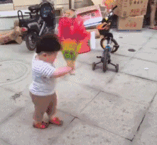 |搞笑GIF:为了宝宝健康的成长,这也是花费很大