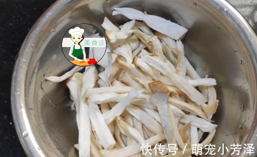 老少皆宜|这三样食材一起炒,不放肉也很鲜,难怪儿子爱吃,做法简单还营养