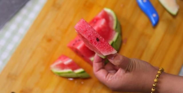 果汁|开启吃西瓜的创意新方式用这三个动作切西瓜它不脏也不流果汁