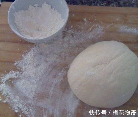 开水|烙饼别用凉水和开水，用“它”和面，软香又多层，放一星期也不硬