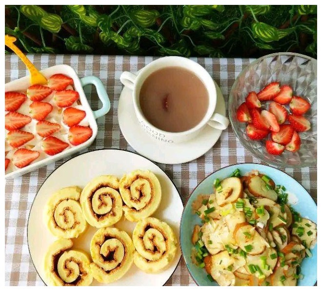 小孩嘴馋想吃蛋糕,没有淡奶油,妈妈用这个方法,酸酸甜甜更美味