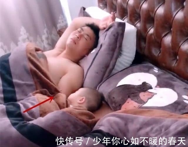 宝宝|爸爸哄宝宝睡觉自己先睡着了, 还用鼾声干扰, 而宝宝的举动太萌了
