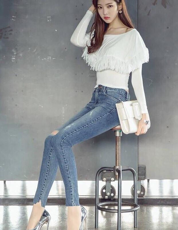 品位|街拍:身材窈窕的牛仔裤美女,展现出不俗的品位