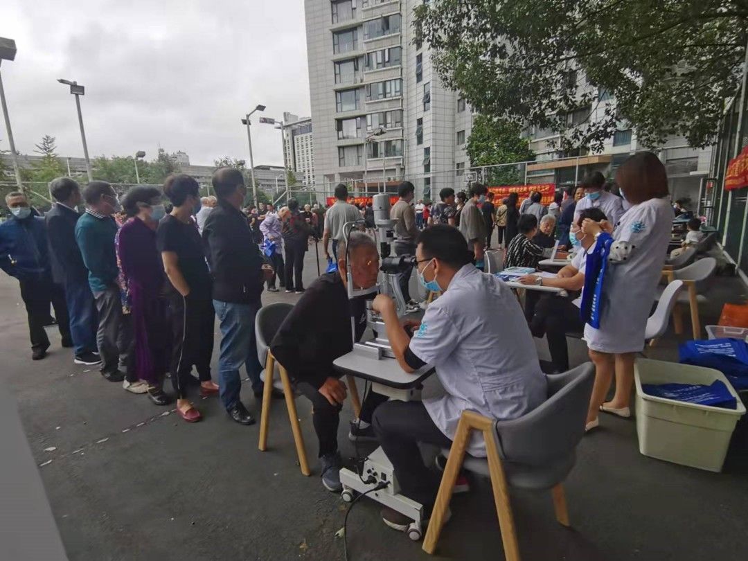 李奶奶|接沙包、夹弹珠、传乒乓球……市区这里的老人们玩嗨了
