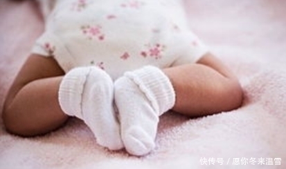 光脚|小宝宝穿袜子还是光脚？很多宝妈误会了，做错对娃伤害很大