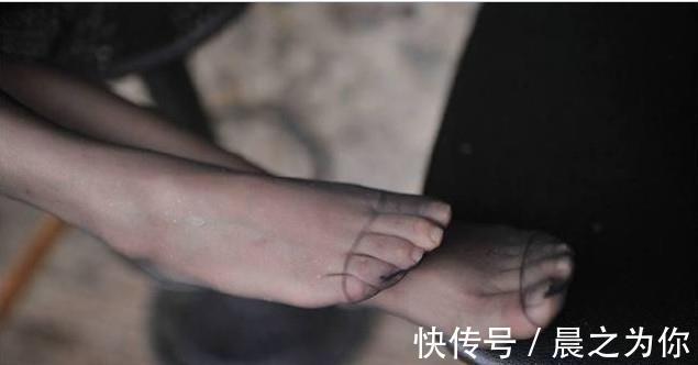 搭配 银色个性优雅高跟鞋搭配,凸显出女生自身优雅气质更加迷人