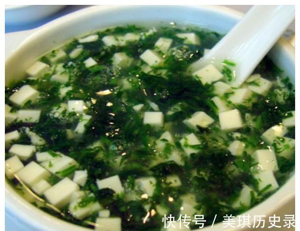 钙质|20度的天气较冷孩子出门穿外套,多喝经典汤,长高个生病少