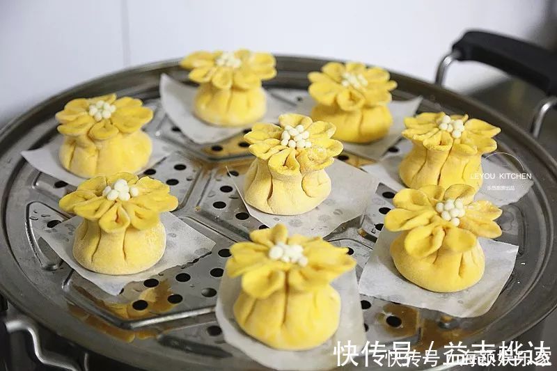 豆沙馅|多捏几下,豆沙包和花一样漂亮,过年端上桌,全家抢着拍照